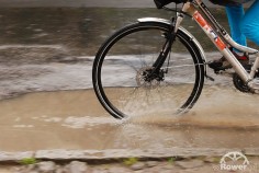 Jazda rowerem w deszczu